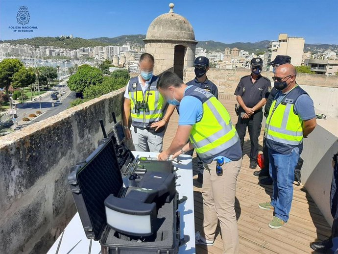 Agentes de la Policía Nacional especializados en protección aérea en Baleares