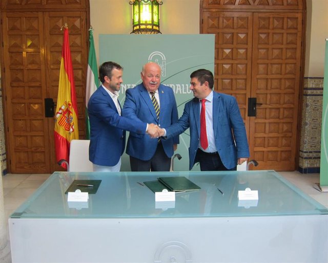 Archivo - Imagen de archivo de la firma del protocolo de cesión de terrenos para la Ciudad Sanitaria de Jaén.