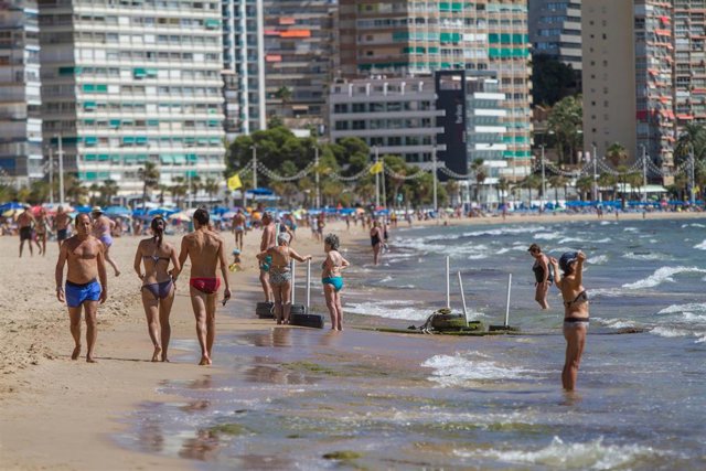 Archivo - Varias personas pasean por la Playa de Levante de Benidorm durante el Día Mundial del Turismo 2020, en Benidorm, Alicante, Comunidad Valenciana (España) a 27 de septiembre de 2020