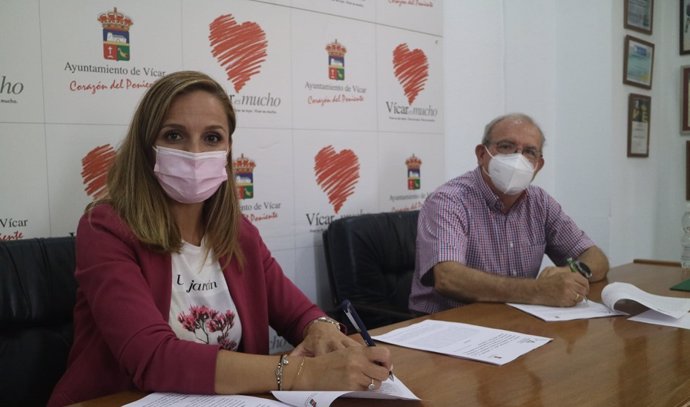 La delegada de la Junta en Almería, Maribel Sánchez, y el alcalde de Vícar, Antonio Bonilla, firman un acuerdo de colaboración.