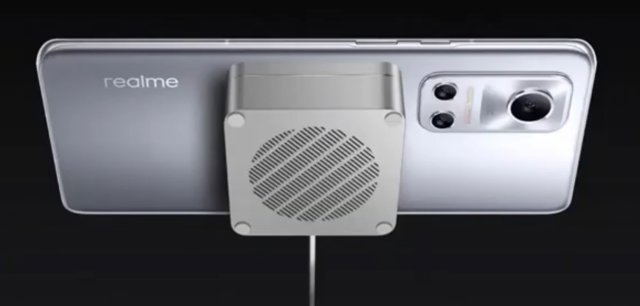 Archivo - Cargador MagDart de 50W enganchado en el móvil realme Flash