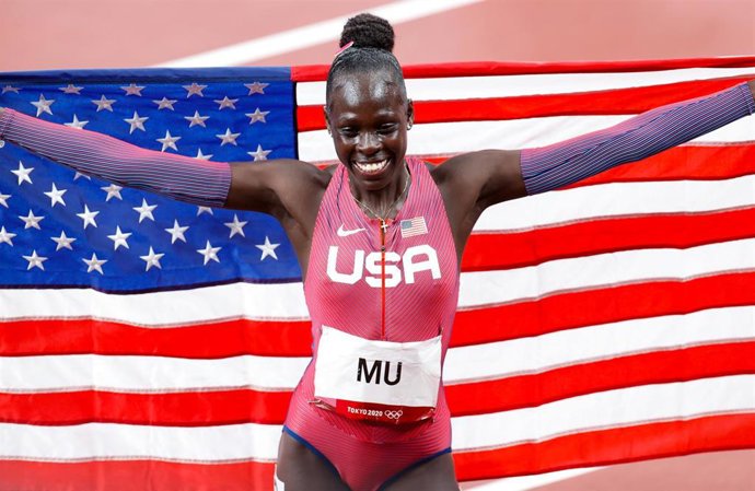 La estadounidense Athing Mu celebra su oro en los 800 metros en los Juegos Olímpicos de Tokio