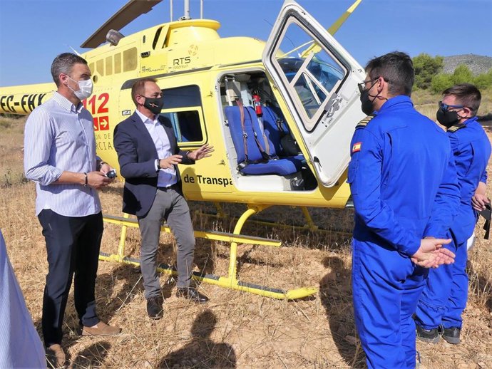 El Consejero Antonio Sánchez Lorente Y El Alcalde De Caravaca De La Cruz, José Francisco García, Con Los Pilotos Del Helicóptero En Un Momento De La Presentación