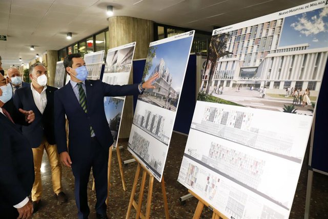 El presidente de la Junta, Juanma Moreno (c), junto al consejero de la Presidencia, Elías Bendodo (i),  en la presentación de el anteproyecto del Tercer Hospital de Málaga a 02 de agosto del 2021 en Málaga (Andalucía)