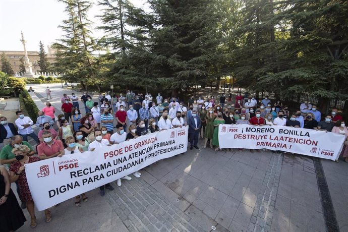 Concentración del PSOE en Granada por la situación de la sanidad