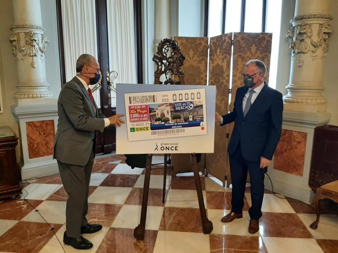El director de la ONCE en Málaga, José Miguel Luque,y el alcalde de Málaga, Francisco de la Torre, durante la presentación de un cupón