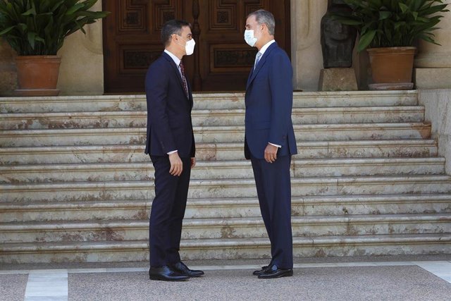El Rey Felipe VI recibe en el Palacio de Marivent al presidente del Gobierno, Pedro Sánchez.