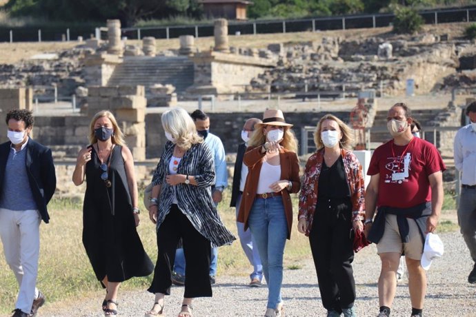 Archivo - Visita de Macarena O'Neill a las instalaciones de Baelo Claudia en una imagen de archivo.