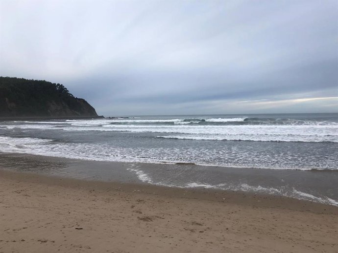 Archivo - Efectos del temporal de oleaje en la playa de Ribadesella.