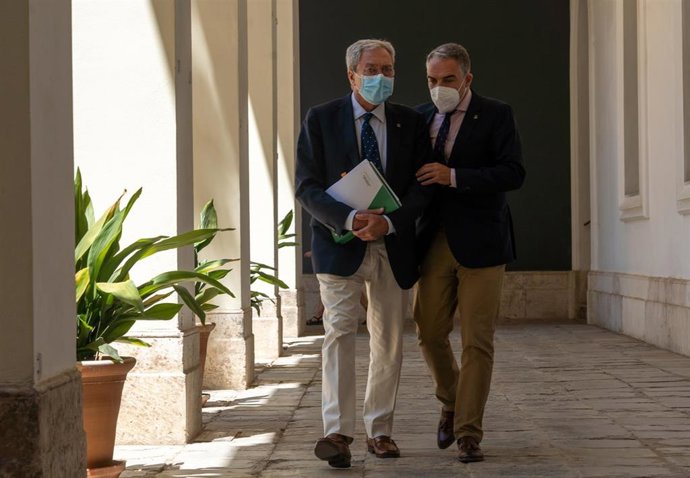 Los consejeros de Transformación Económica, Rogelio Velasco, y de la Presidencia, Elías Bendodo, este martes antes de empezar la rueda de prensa del Consejo de Gobierno. 