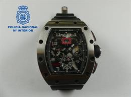 Detenido en el Aeropuerto de Ibiza con pasaporte falso el presunto ladrón de un reloj de alta gama.