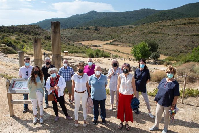 La presidenta Chivite y la consejera Esnaola en un momento de su visita al Yacimiento de Santa Criz en Eslava