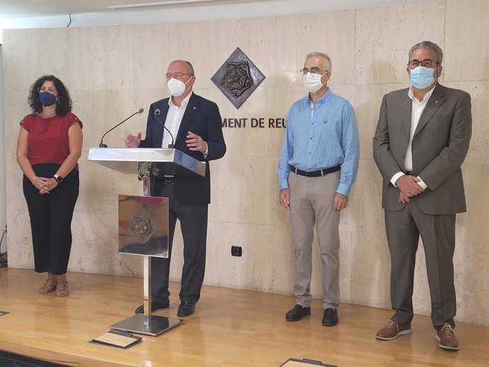 El alcalde de Reus, Carles Pellicer; el pte.De la Cámara de Comercio de Reus, Jordi Just; la concejal de Urbanismo y Movilidad; Marina Berasategui; y el portavoz del PSC en el Ayuntamiento de Reus, Andreu Martín, en rueda de prensa el 3 de agosto de 202