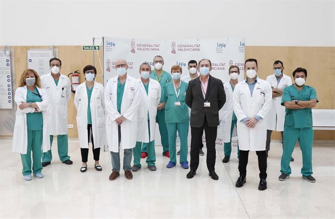 Archivo - Eqipo de cirugía radioterapéutica del Hospital La Fe de Valncia