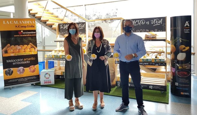 La Corporación Aragonesa de Radio y Televisión pone en marcha la iniciativa 'Tu salud es vida', que cuenta con la colaboración de Aragón Alimentos y comienza con la distribución de melocotones de 'La Calandina'.