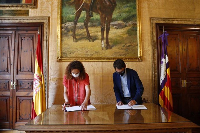 La presidenta del Consell de Mallorca, Catalina Cladera, y el conseller de Modelo Económico, Trabajo y Turismo, Iago Negueruela.