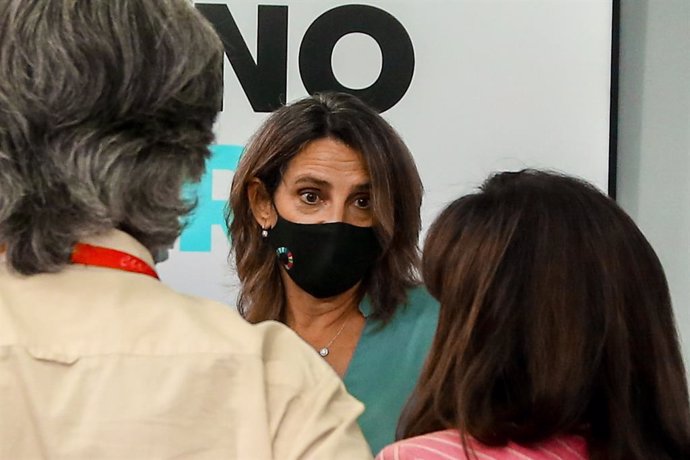 La vicepresidenta tercera y ministra para la Transición Ecológica y el Reto Demográfico, Teresa Ribera, conversa con medios de comunicación después de comparecer en una rueda de prensa tras una reunión del Consejo de Ministros en Moncloa, a 3 de agosto 