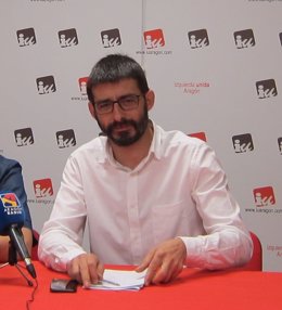 Archivo - El coordinador general de IU-Aragón, Álvaro Sanz, en la sede del partido.
