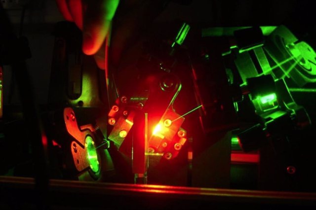 La conversión de luz verde de alta intensidad en longitudes de onda rojas respetuosas con el medio ambiente, dentro del láser Titanium: Sapphire utilizado en el estudio.