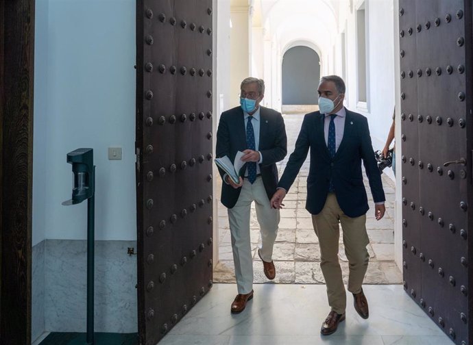 El consejero de Transformación Económica, Rogelio Velasco, y el consejero de la Presidencia y portavoz del Gobierno andaluz, Elías Bendodo, este martes antes de empezar la rueda de prensa del Consejo de Gobierno. 