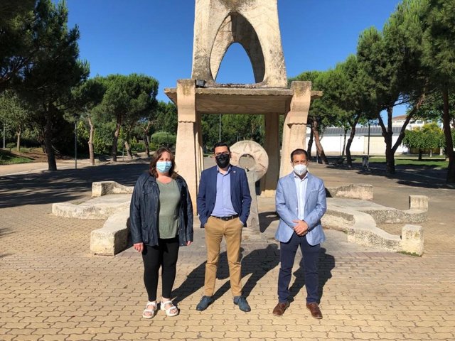 La administración local invierte 75.000 euros en la adecuación del Parque de la Mujer de Peralta De izquierda a derecha: la concejala Pilar Orduña, el director general de Administración Local y Despoblación, Jesús María Rodríguez, y el alcalde de Peralta, Juan Carlos Castillo, en el Parque de las Mujeres