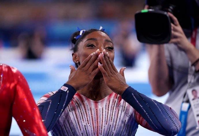 Simone Biles lanza un beso tras ganar el bronce en la barra de equilibrios de los Juegos Olímpicos de Tokio