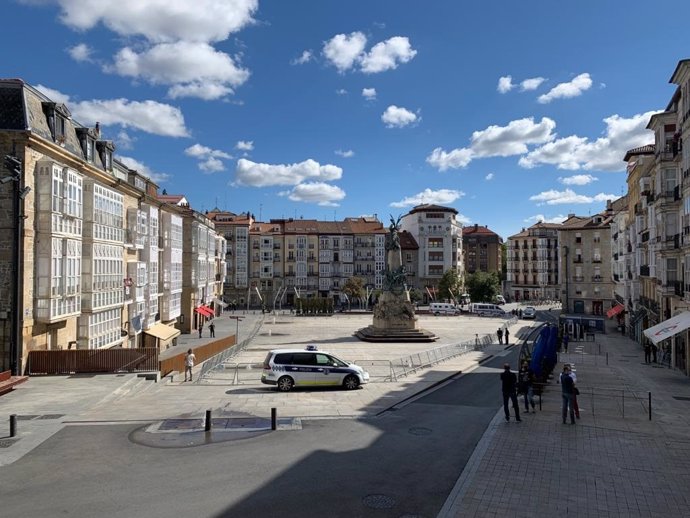 Archivo - Plaza de la Virgen Blanca de Vitoria acordonada para evitar aglomeraciones en agosto de 2020