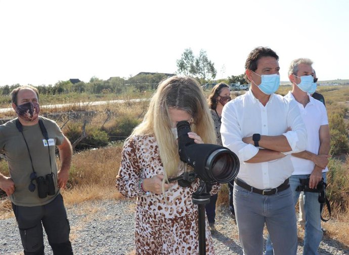 Archivo - La delegada de la Junta en Cádiz, Ana Mestre, durante su visita a los humedales del Bajo Guadalquivir en Trebujena.