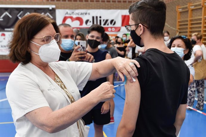 Un joven recibe la primera dosis de la vacuna Moderna en el Pabellón Jara Carrillo, a 3 de agosto de 2021, en Alcantarilla, Murcia (España).