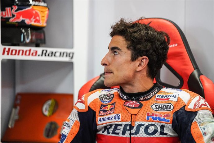 Archivo - El piloto español de MotoGP Marc Márquez en su box