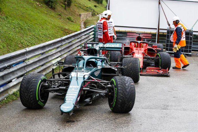 El Aston Martin de Lance Stroll y el Ferrari de Charles Leclerc tras su accidente en el Gran Premio de Hungría de 2021
