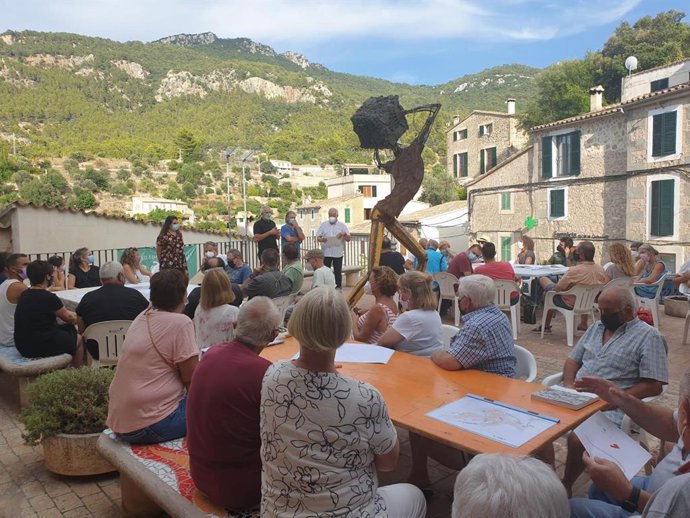 Estellencs celebra un taller con vecinos para elaborar el nuevo plan urbanístico.