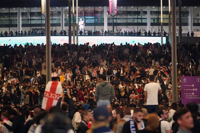 11 July 2021, United Kingdom, London: England fans cheer outside the hosting ground during the UEFA EURO 2020 final soccer match between Italy and England at Wembley Stadium. Photo: Zac Goodwin/PA Wire/dpa