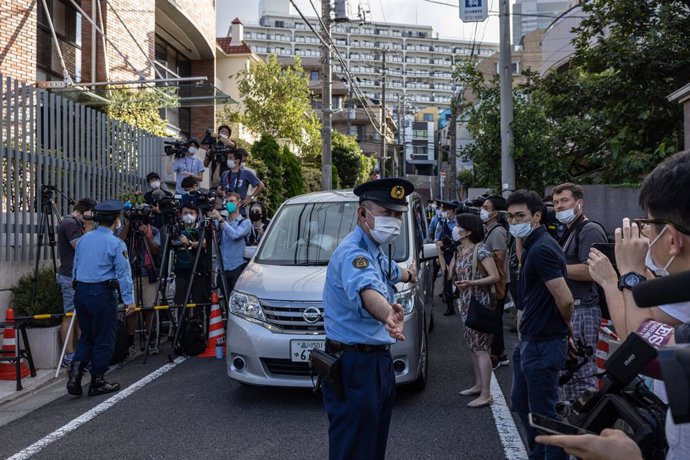 La Policía levantan un cordón para los medios de comunicación fuera de la Embajada polaca antes de la salida de un automóvil que se cree que transportaba al atleta bielorruso Krystsina Tsimanouskaya al aeropuerto de Narita.