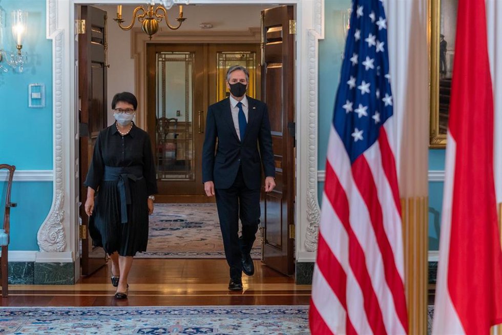 La ministra de Exteriores de Indonesia, Retno Marsudi, y el secretario de Estado de EEUU, Antony Blinken.