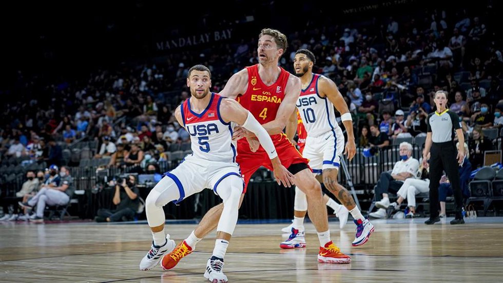 Zach LaVine defiende a Pau Gasol durante el amistoso entre las selecciones de los Estados Unidos y España previo a los Juegos de Tokio