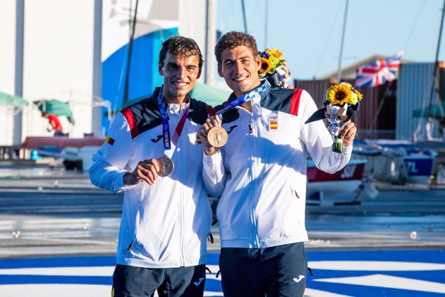Los regatistas españoles Jordi Xammar y Nicolás Rodríguez posan con la medalla de bronce en 470 en los Juegos Olímpicos de Tokyo 2020.