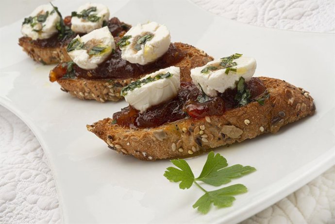 Bocados de queso TGT con mermelada de tomate