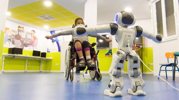 L Hospital Nacional de Parapléjicos experimenta con la robótica social aplicada a la neurorrehabilitación de los niños con lesión medular.