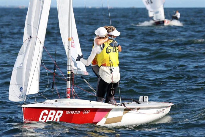 La embarcación de Gran Bretaña de 470 femenino integrada por Mills y McIntyre, medalla de oro en los Juegos Olímpicos de Tokyo 2020