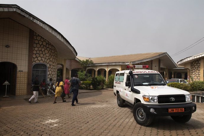 Archivo - Aparcamiento de ambulancias del hospital Saint Mary Soledad, apoyado por MSF, en el noroeste de Camerún