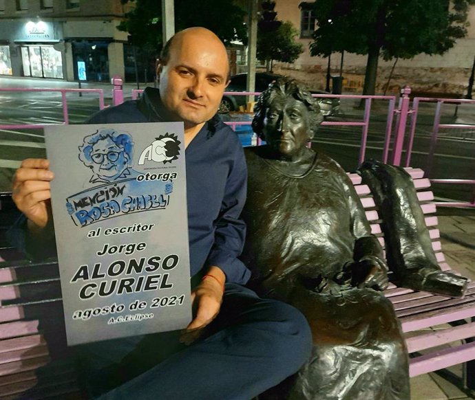 Jorge Alonso Curiel posa con la mención 'Rosa Chacel' junto a la estatua de la escritora en Valladolid.