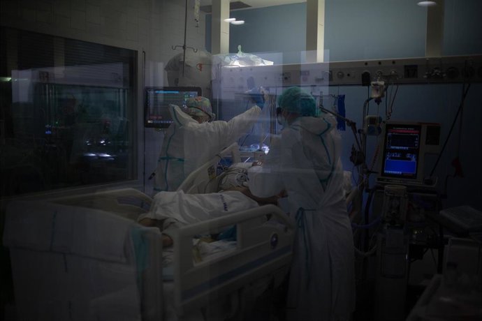 Archivo - Arxiu - Treballadors sanitaris protegits atenen a un pacient en l'Unitat de Vigilncia intensiva ?UCI- de l'Hospital del Mar, a Barcelona, Catalunya (Espanya), a 19 de novembre de 2020