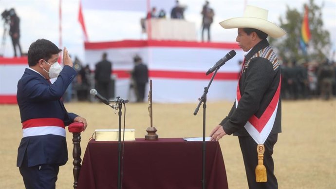 Guido Bellido toma posesión como presidente del Consejo de Ministro ante el presidente de Perú, Pedro Castillo.