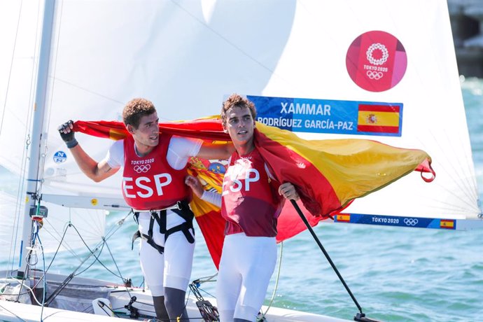 Els regatistas espanyols Jordi Xammar i Nicolás Rodríguez celebren la medalla de bronze conquistada en 470 en els Jocs Olímpics de Tquio 2020