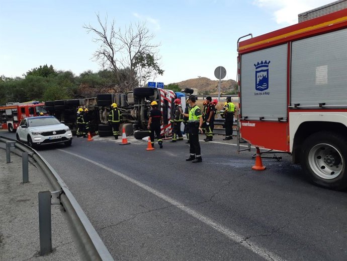 Efectivos de la Policía Local y de la Guardia Civil de Tráfico en el lugar del accidente del camión en el túnel de San José de la capital