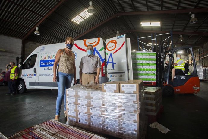 Archivo - Visita de la presidenta de la Autoridad Portuaria de Huelva, Pilar Miranda, al Banco de Alimentos.