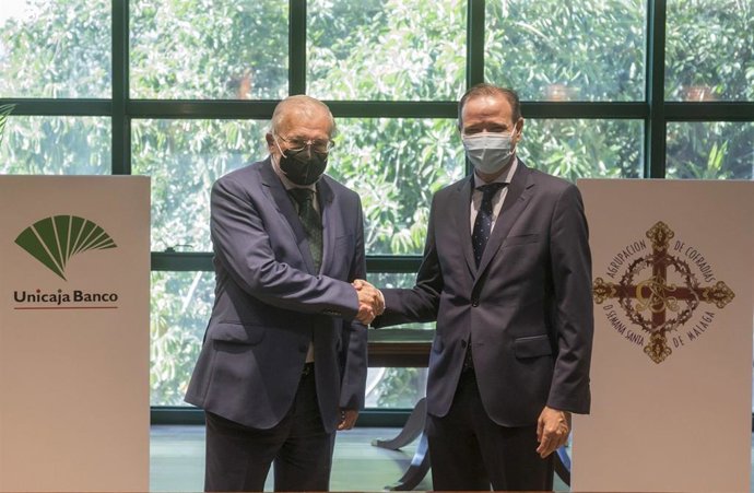 Los presidentes de Unicaja Banco, Manuel Azuaga (izquierda), y de la Agrupación de Cofradías de Málaga, Pablo Atencia (derecha)
