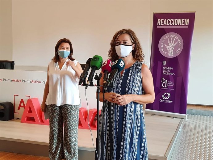 La presidenta del Govern, Francina Armengol, y la consellera de Presidencia, Función Pública e Igualdad, Mercedes Garrido, antes de comenzar la reunión con las entidades feministas.