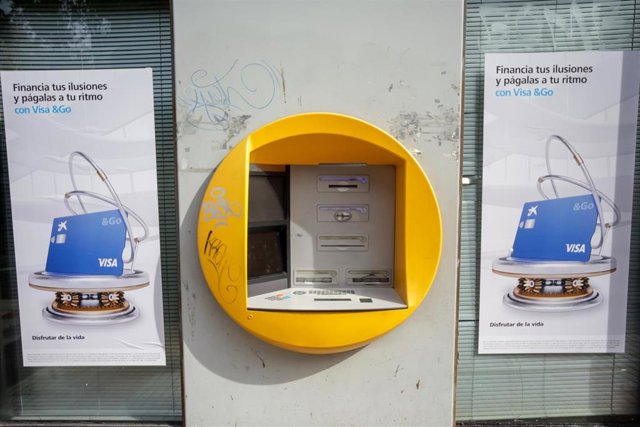 Archivo - Un cajero de un Banco La Caixa el mismo día en el que Six Group abre la puerta a los miembros y participantes de las infraestructuras de la Bolsa española, en su mayoría bancos e instituciones financieras, para formar parte de su accionariado, e